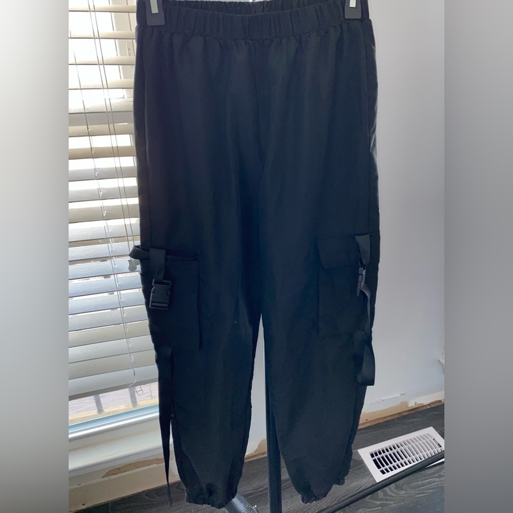 Women’s Medium black cargo pants